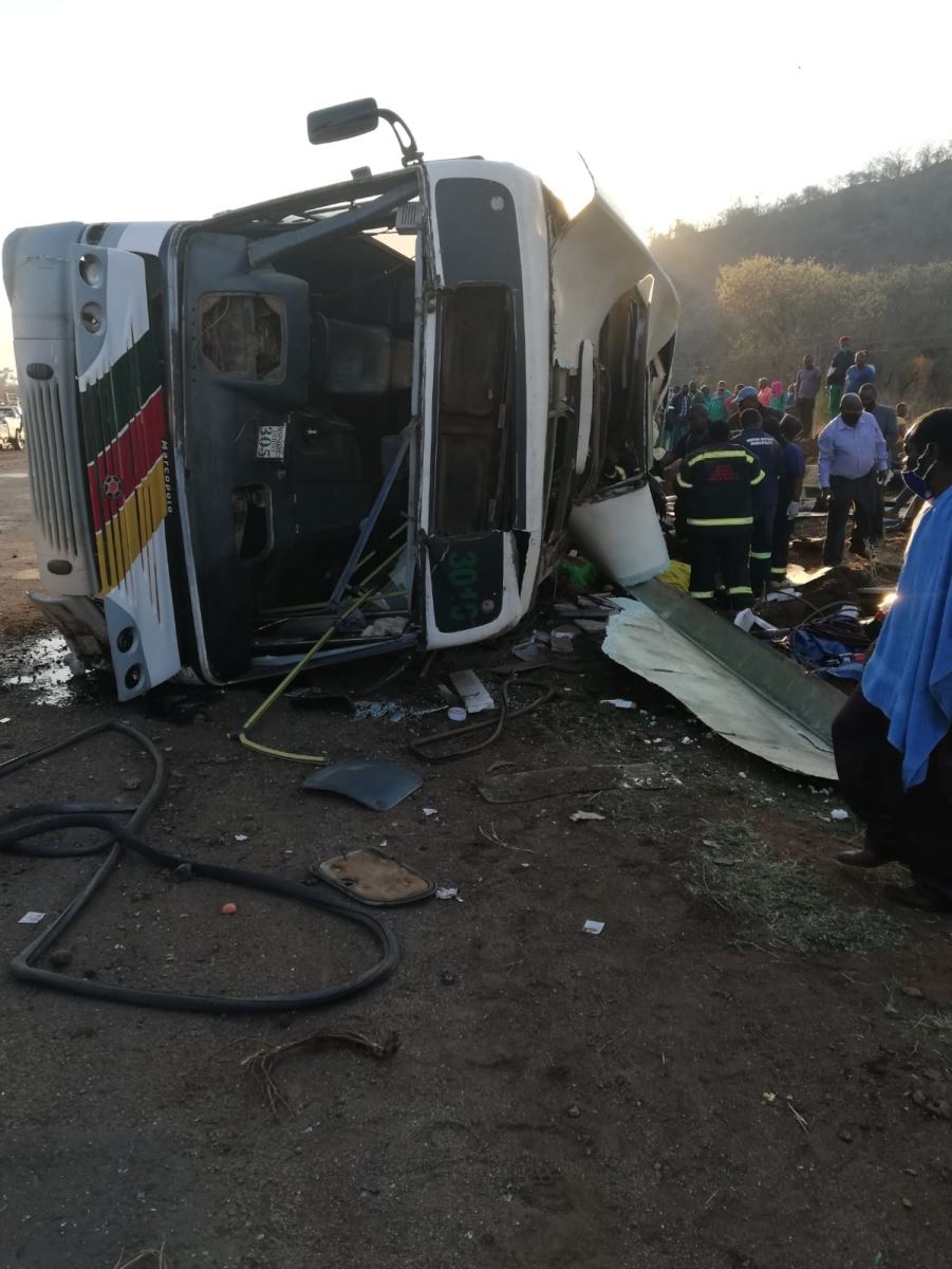 Fatal bus crash closes road from Giyani to Nsami