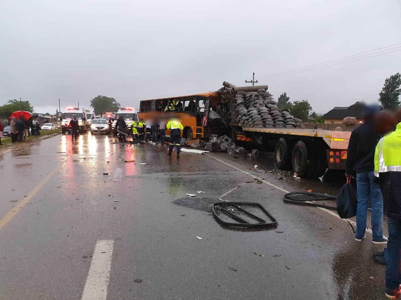 Gauteng: Three dead, multiple injured in Moloto Road crash.