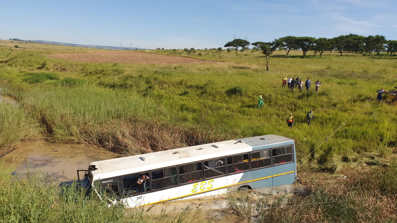 30 Injured as bus leaves the road and ends up in a river next to the Emondlo road