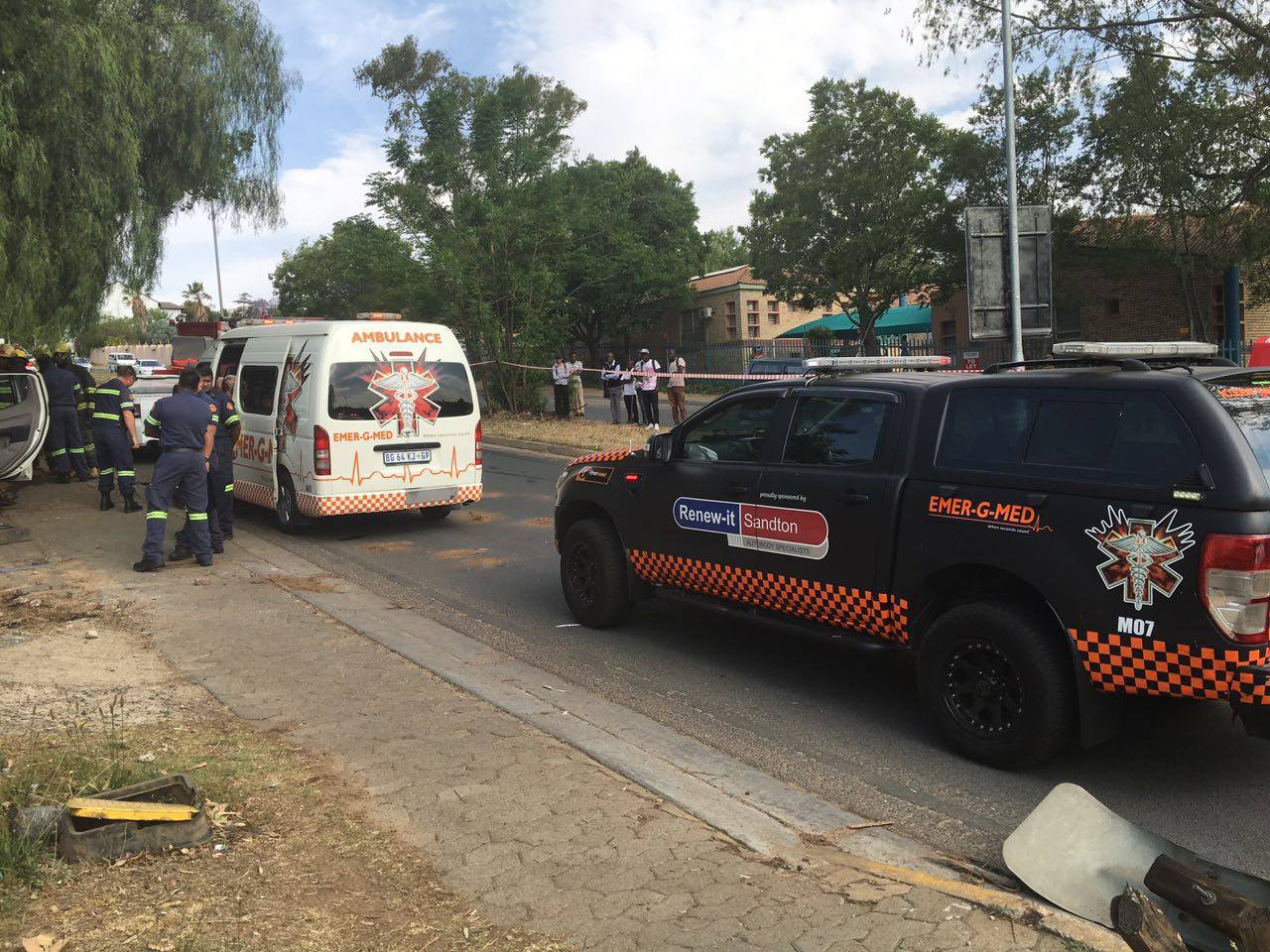 2 dead & 3rd passenger in critical condition after bakkie crashes into ...