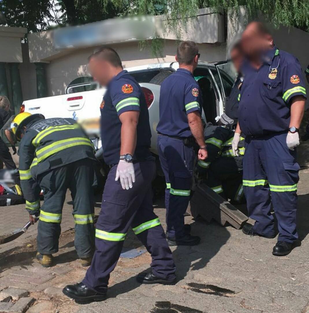 2 dead & 3rd passenger in critical condition after bakkie crashes into ...