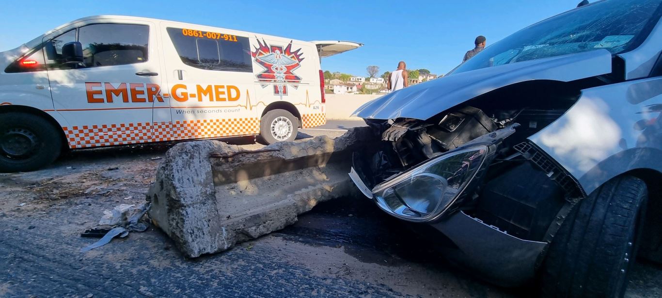 Two seriously injured after crashing into a concrete barrier, New Germany
