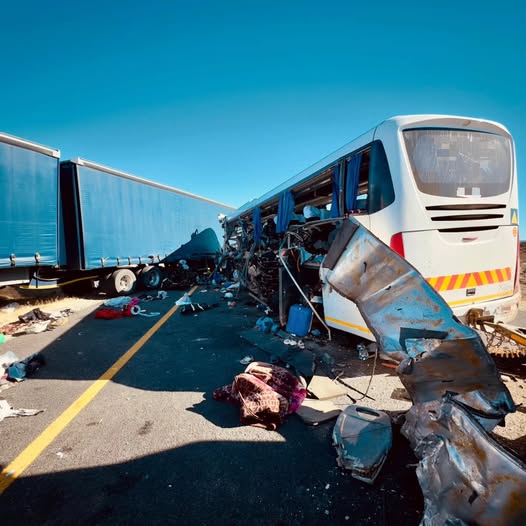 Fatal horror bus crash on the N1 between Laingsburg & Leeu Gamka.
