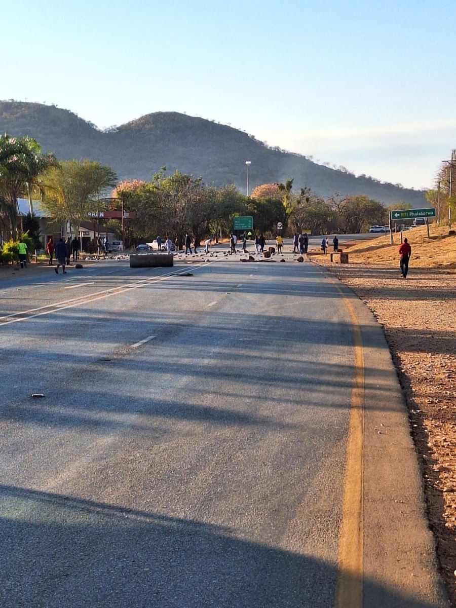 The R71 road at Gravelotte is currently blocked due to community protests