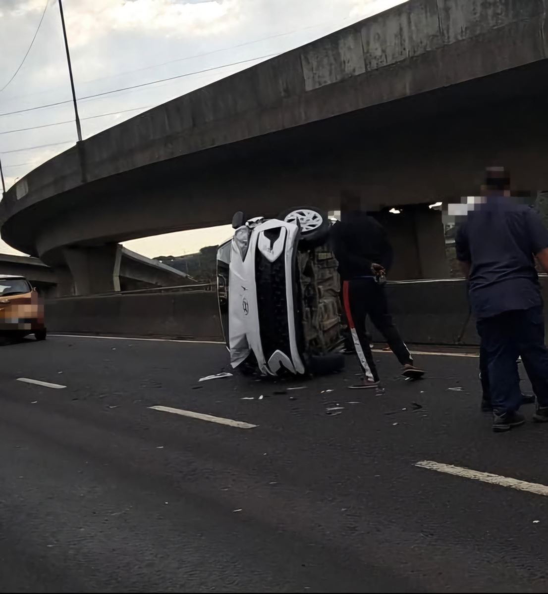 A vehicle has overturned on the ramp from Durban CBD towards North Coast Road at Connaught Bridge