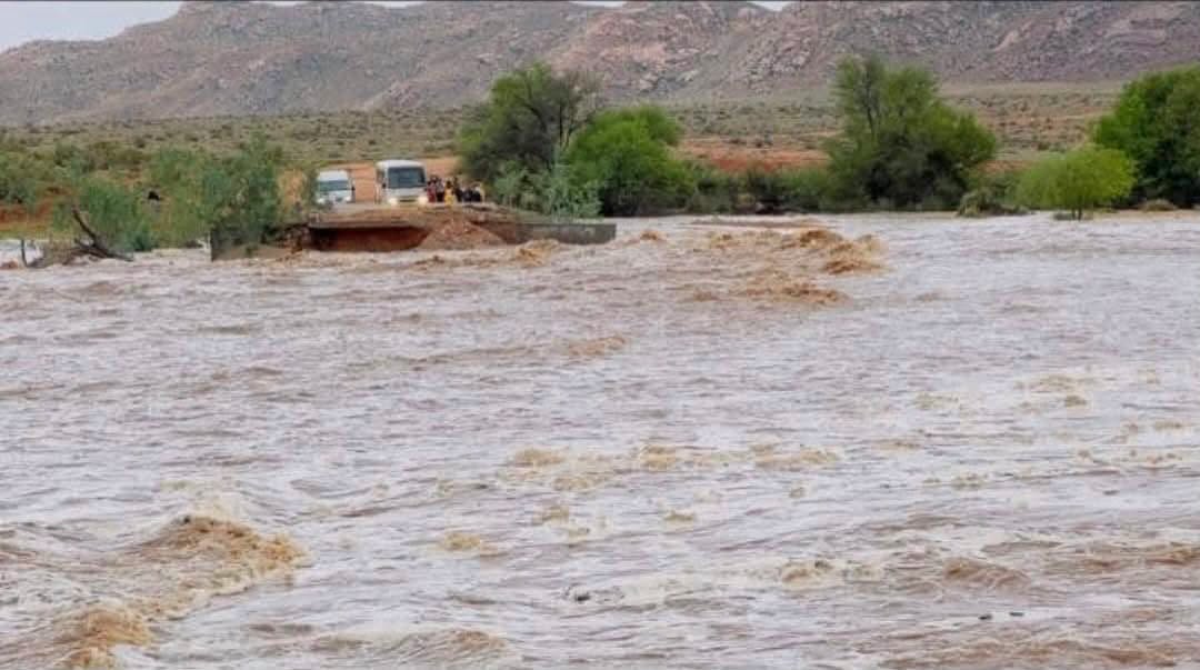 Flood warning for the DR2951 between Kamasies and Rooifontein, Northern Cape