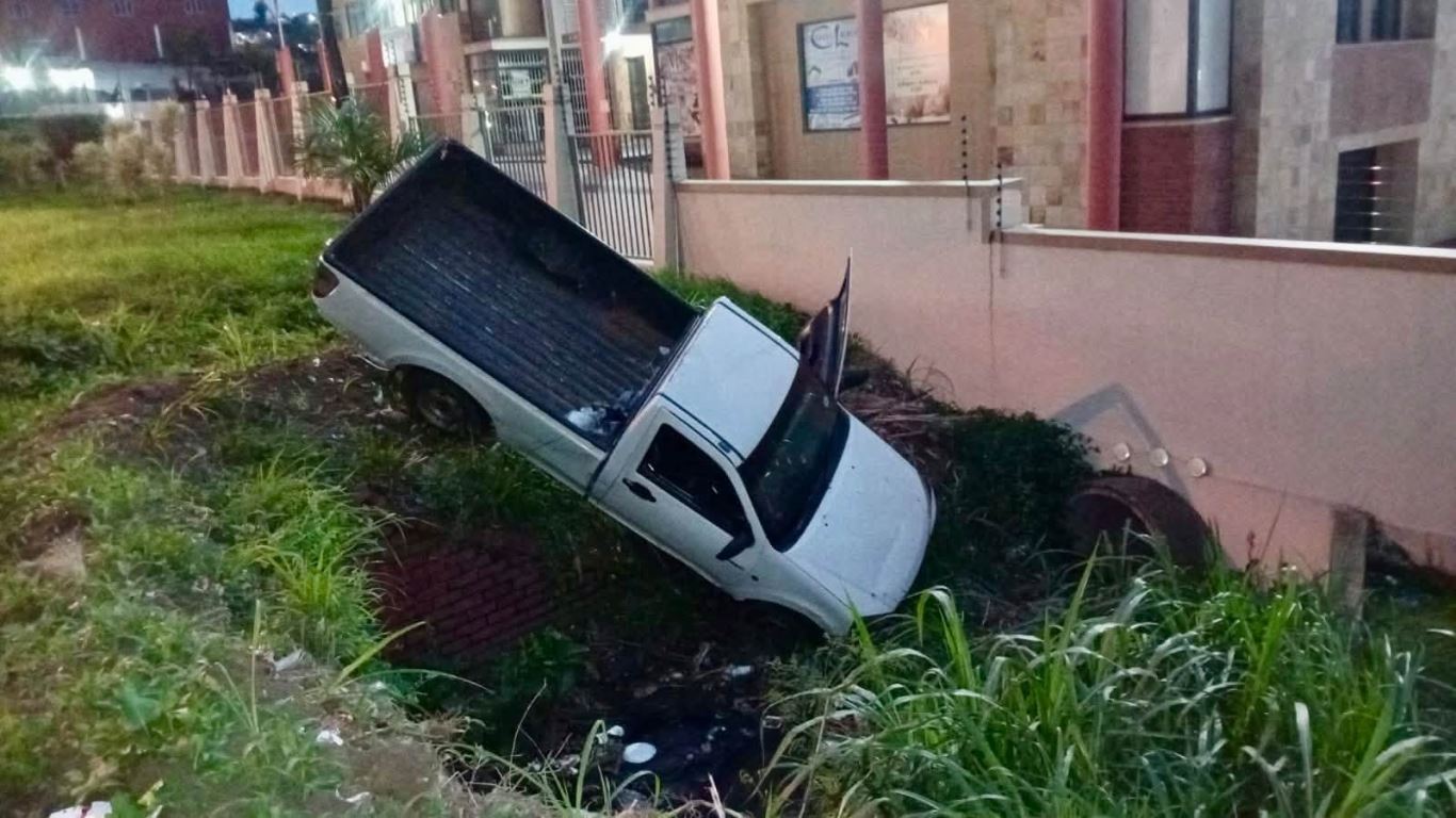 Bakkie Lands In Ditch: Grangetown – KZN