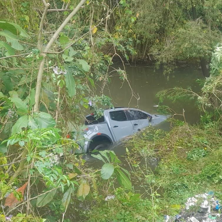 A serious two vehicle crash occurred at the intersection of Rinaldo and Moreland Drive in Glen Anil on Wednesday afternoon