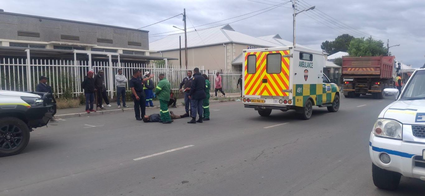 Pedestrian injured when colliding with the side of a truck in Oudtshoorn