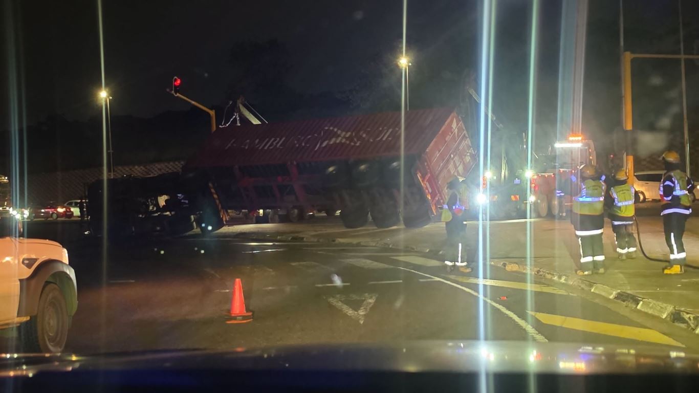 A truck has overturned onto its side on the M25 beneath the N2 bridge