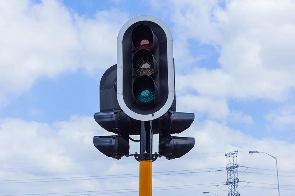 The Automobile Association (AA) of South Africa has called on every municipality to publish a list of its broken traffic lights and streetlights