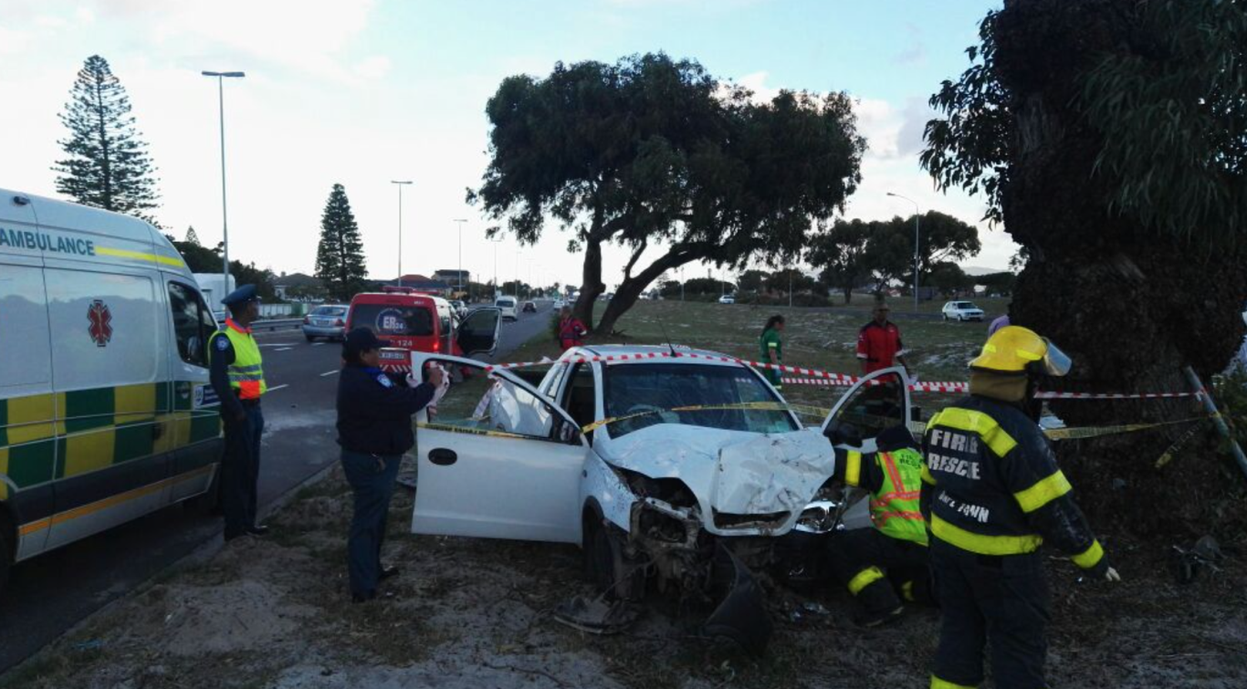 Driver killed after crashing into tree next to the M5 in Grassy Park
