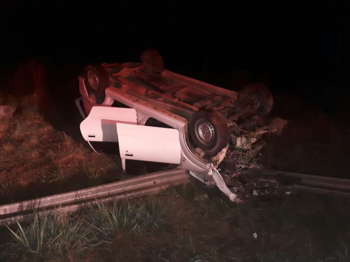 8 People injured when a light motor vehicle crashed into a roadside ...