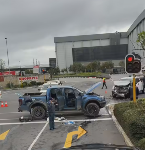 T-bone collision between two bakkies at the corner of Cilmor Road and Rubicon Road in Brackenfell South