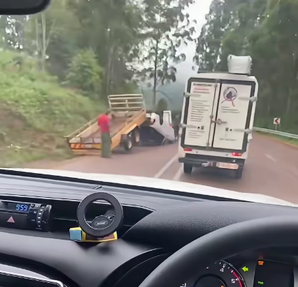 A bakkie has overturned on R71, Makgoebaskloof, towards Tzaneen