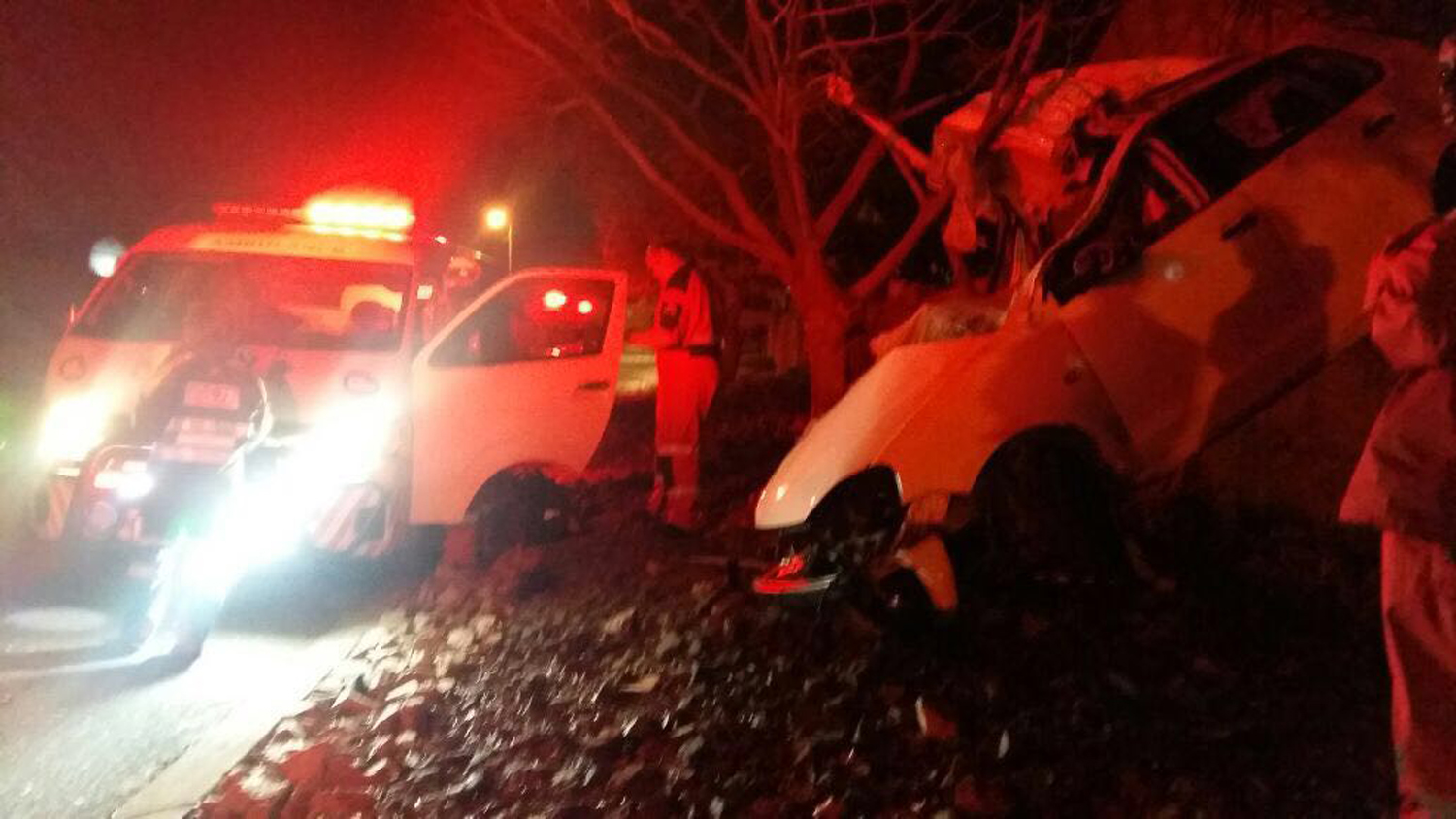 Man dies after crashing vehicle into tree