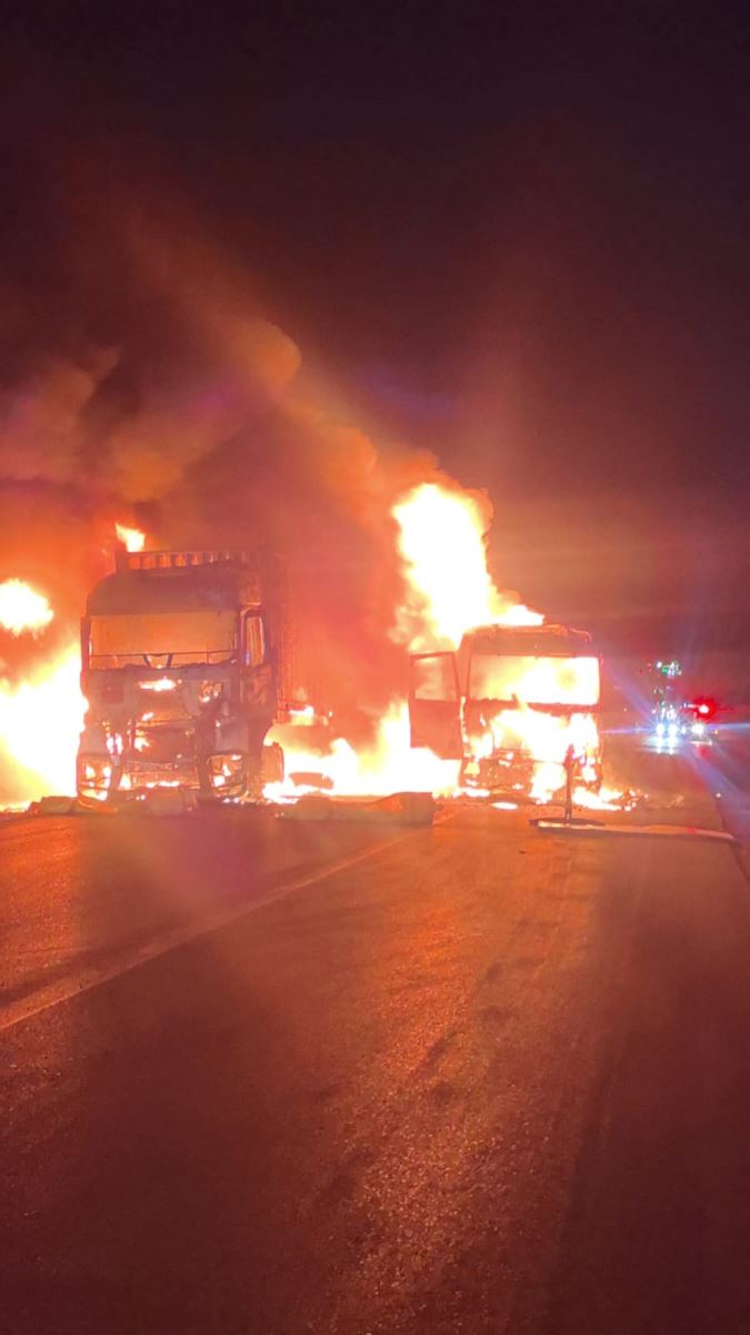 N3 Toll Route | Traffic Alert | Two trucks on fire near Villiers, FS | ROAD CLOSURE at N3-10 Km 8.8S