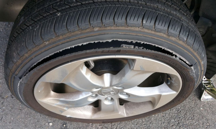 Which signs on the damaged tyre would reveal the possible factors leading to tyre failure?