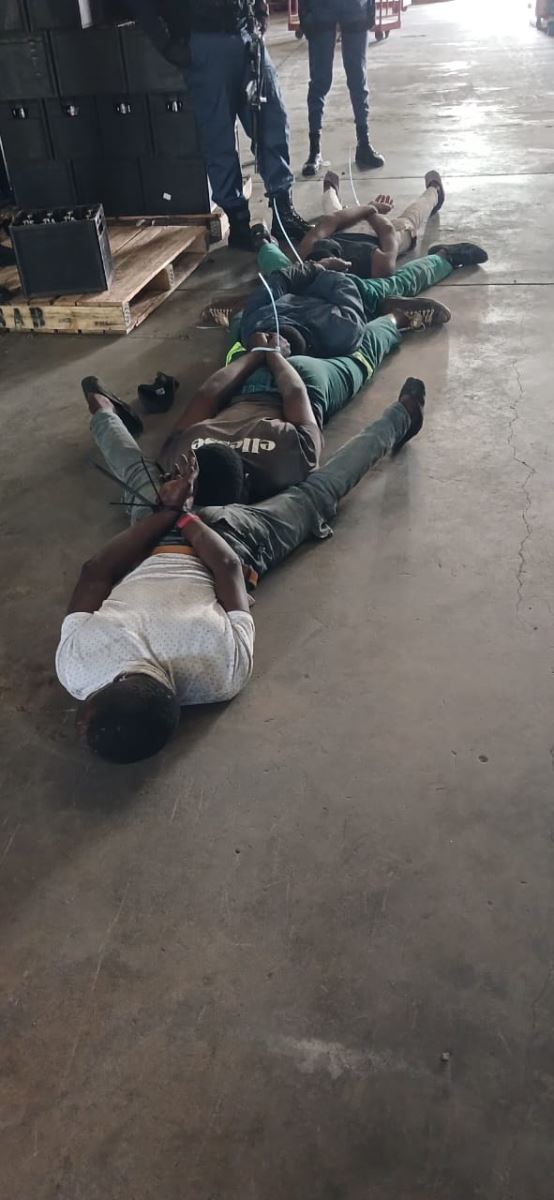 Police arrest four suspects for business robbery and recover three firearms